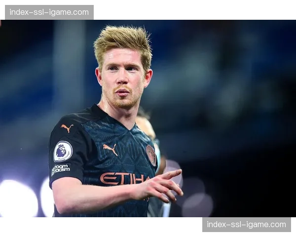 特写:德布劳内助攻后因伤被换下,在替补席掩面沮丧 特写:德布劳内助攻后因伤被换下,在替补席掩面沮丧